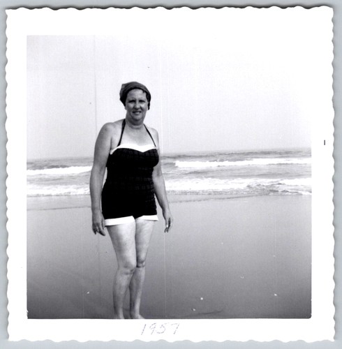 Vtg snapshot smiling - b&w,