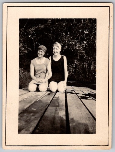 Vtg snapshot two women - vtg, b&w